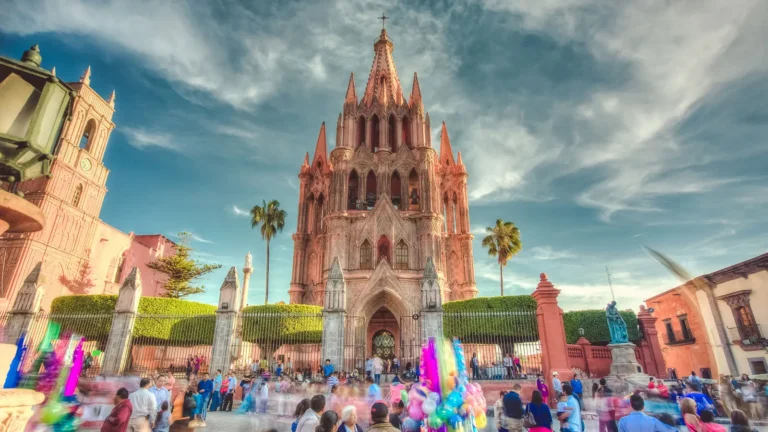 Crowds gather at the Parroquia de San Miguel Arcángel in San Miguel de Allende, a centerpiece of the city’s cultural and artistic identity.