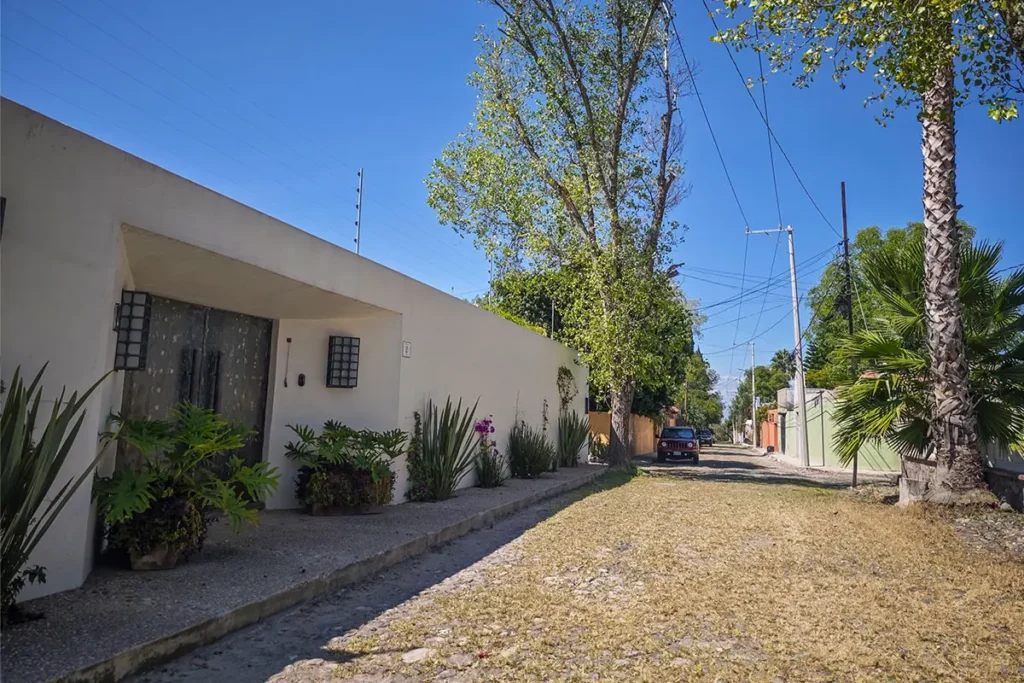 Quiet residential street with modern home in Atascadero San Miguel de Allende