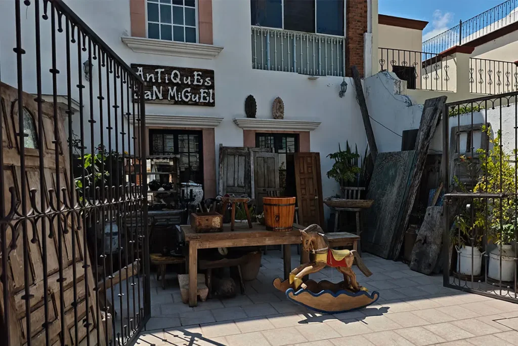 Antique shop in San Antonio neighborhood San Miguel de Allende